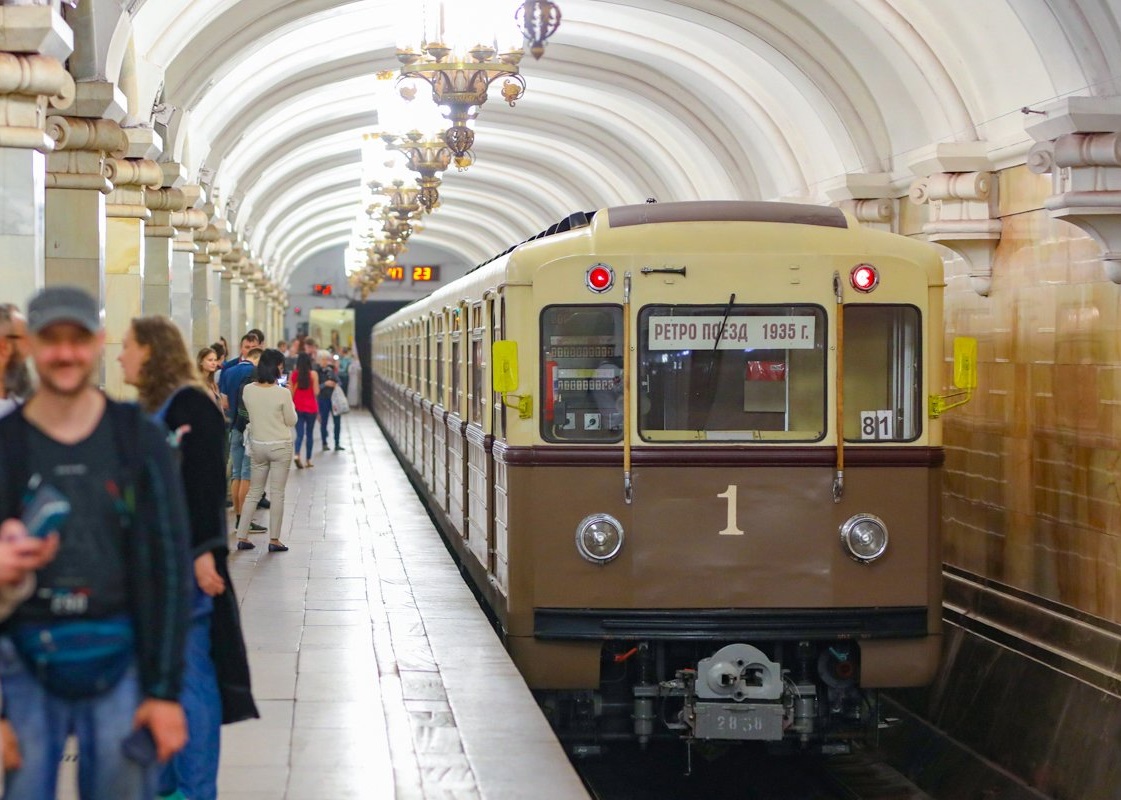 Поезда метро Яуза и Русич