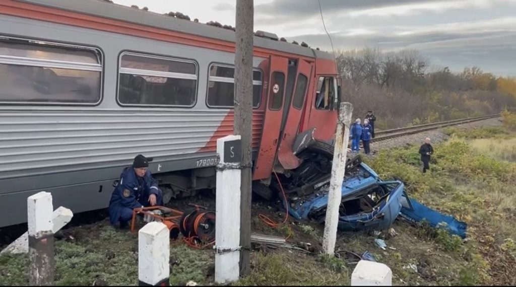 В ДТП под Тамбовом, где столкнулись поезд и грузовик, пострадали 14 пассажиров, помощник машиниста погиб