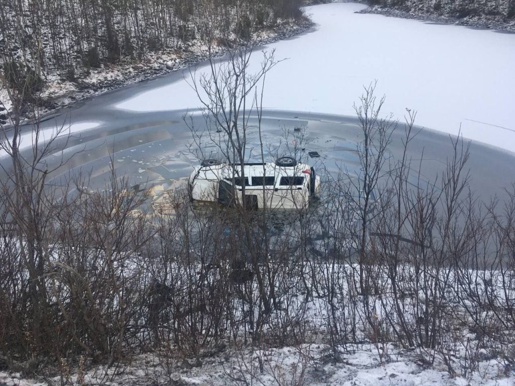 Полицейский бросился в ледяную воду, чтобы спасти водителя, слетевшего в озеро