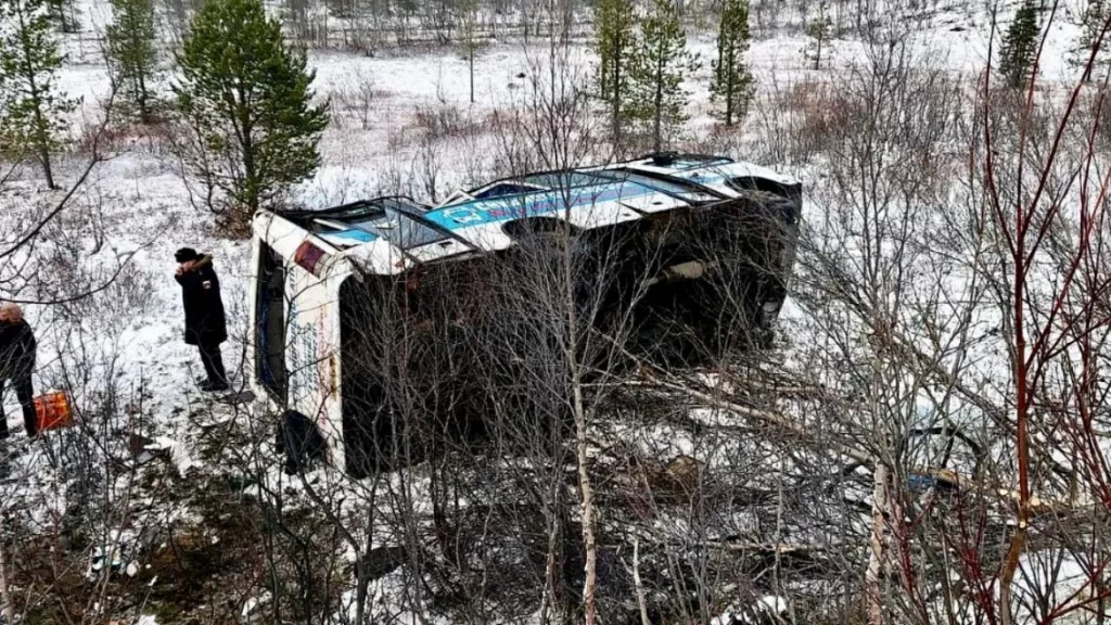 Пассажирский автобус в Мурманской области вылетел в кювет