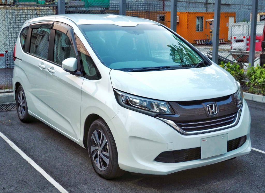 Новые гибридные компактвэны Honda Freed привезли в Россию