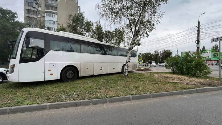 В Самаре водитель пассажирского автобуса потерял сознание и влетел в ограждение