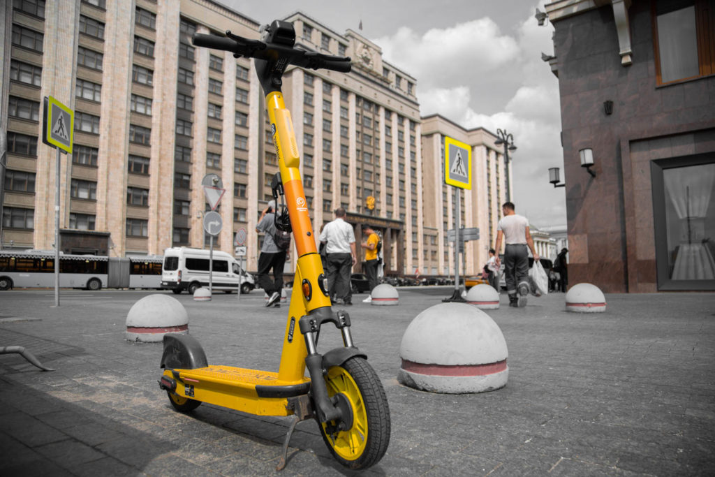 В Москве около 400 человек получили штрафы за езду на самокатах в метро с апреля